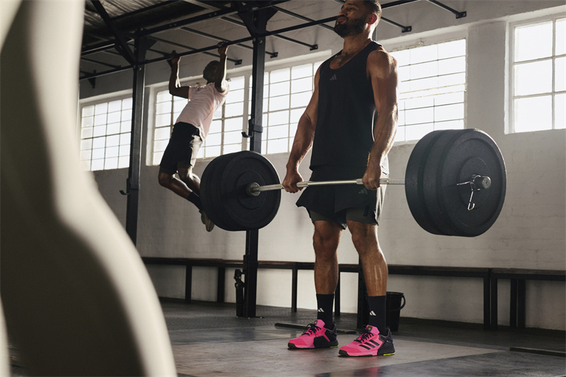 SET3力量训练鞋为力量训练爱好者量身打造深蹲硬拉稳定支撑—— 阿迪达斯推出drop(图5) SET3力量训练鞋为力量训练爱好者量身打造深蹲硬拉稳定支撑—— 阿迪达斯推出drop(图5)