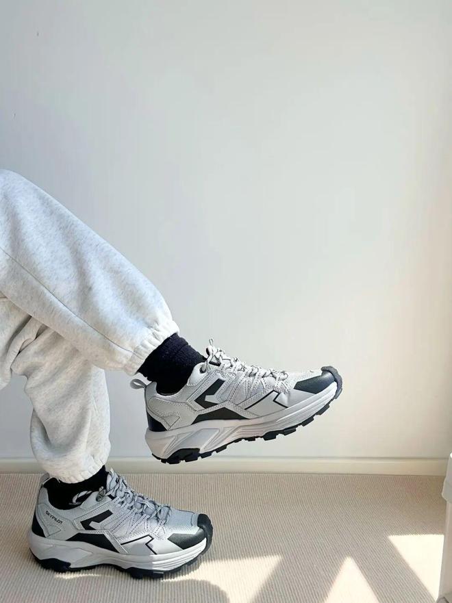 定爬山但是爱穿山地鞋？松弛到底的年轻人：不一(图8)