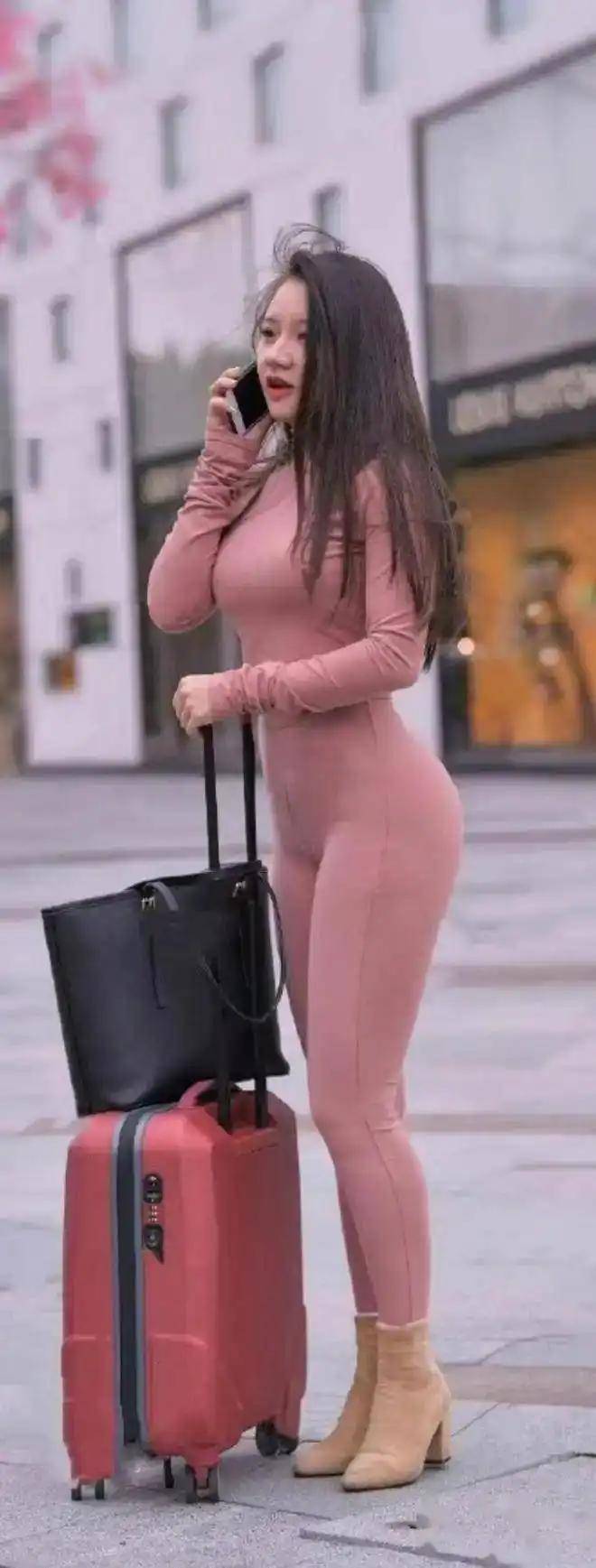 美女腰臀比例让人惊艳一身粉色瑜伽套装显身材温柔韵味超吸睛(图1)