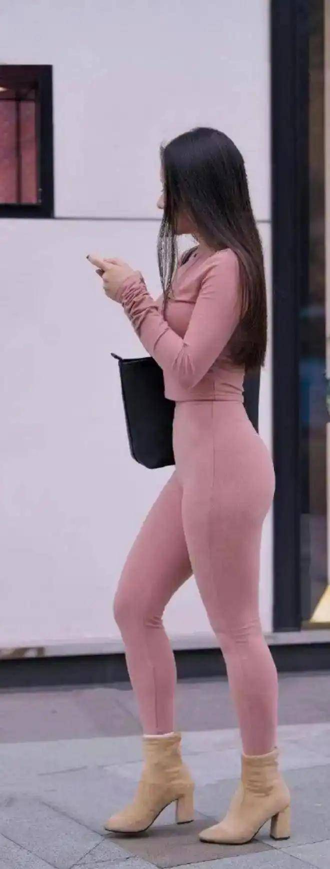 美女腰臀比例让人惊艳一身粉色瑜伽套装显身材温柔韵味超吸睛(图3)